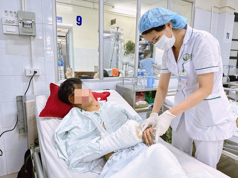 Nam thanh niên 16 tuổi bị thương nặng do pháo tự chế phát nổ.