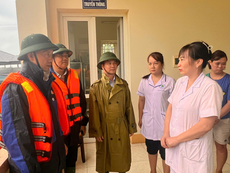 Tiến sĩ Dương Huy Lương, Phó Cục trưởng Cục Quản lý Khám, chữa bệnh động viên cán bộ y tế.