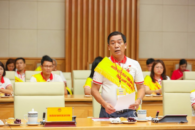 Anh Trần Minh Mến (Bình Thuận) báo cáo với Thủ tướng Chính phủ tại buổi gặp mặt 100 đại biểu là người hiến máu tình nguyện tiêu biểu toàn quốc năm 2023.