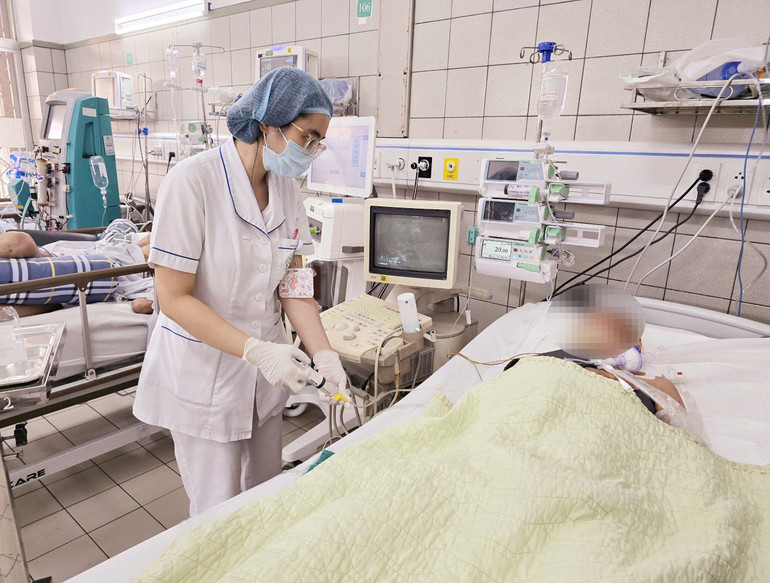 Điều dưỡng bơm rửa dạ dày cho bệnh nhi, bên trong rất nhiều bùn đất.