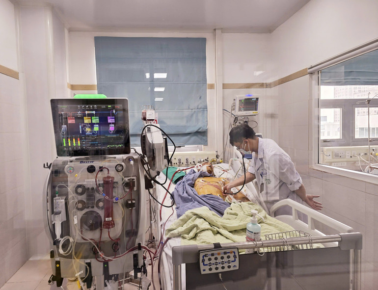 Bệnh nhân được chuyển xuống Bệnh viện Bạch Mai trong tình trạng an thần, thở máy, duy trì thuốc vận mạch liều cao.