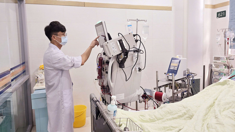 Bệnh viện Bạch Mai tích cực cứu chữa người bệnh.