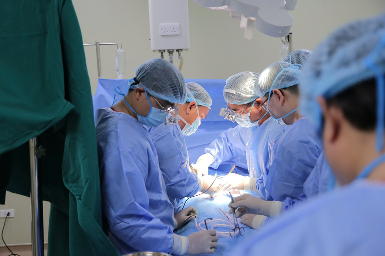 Các bác sĩ tiến hành ghép thận cho bệnh nhân. Các bác sĩ tiến hành ghép thận cho bệnh nhân.