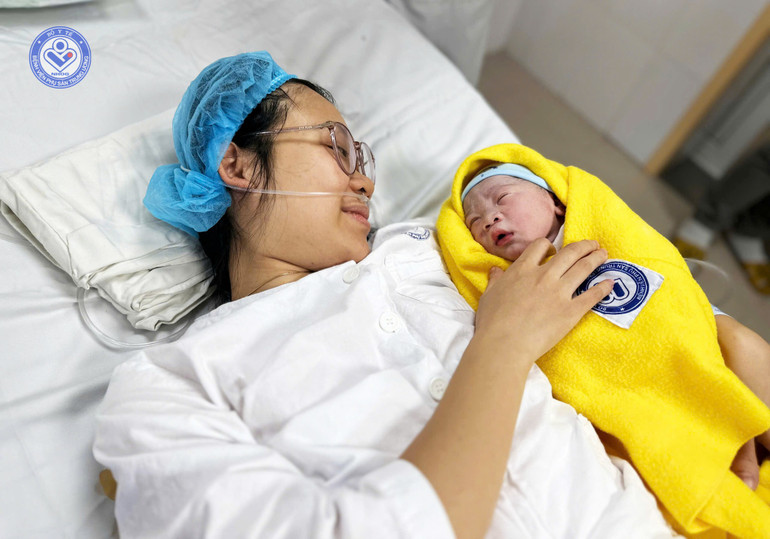 Ngay sau sinh, bé được da kề da với mẹ.