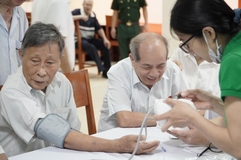 Khám sức khoẻ và cấp thuốc miễn phí cho các thương binh, bệnh binh và gia đình liệt sĩ trên địa bàn phường Cống Vị.