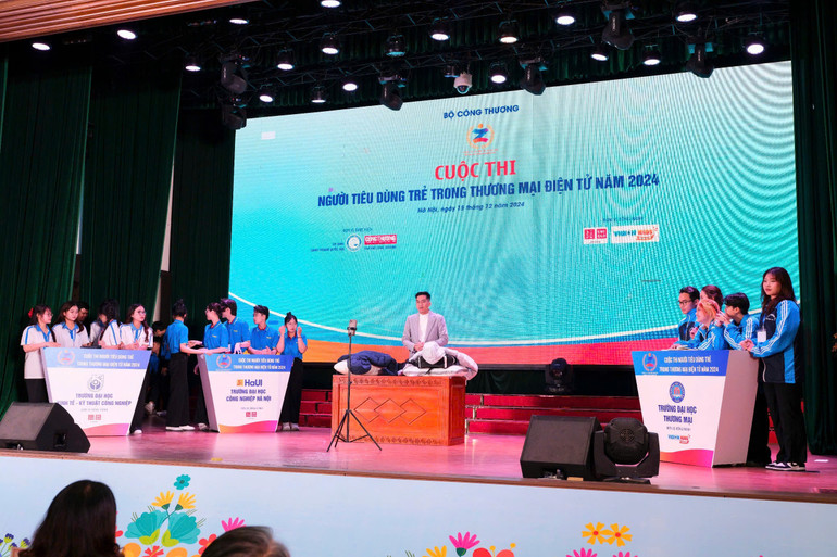 Ba đội thi thi cuộc thi "Người tiêu dùng trẻ trong thương mại điện tử".