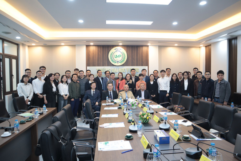 Các nhà khoa học tham dự sự kiện.