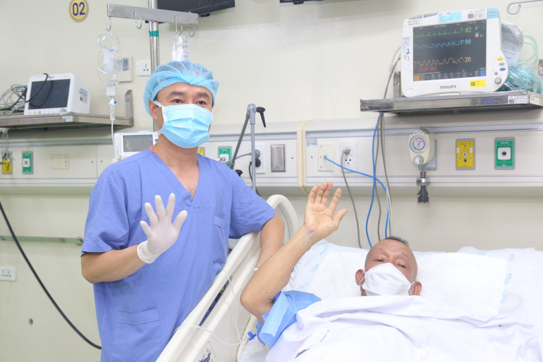 Ông V.H.Đ., 63 tuổi, quê ở Nam Định, đã trải qua ca ghép gan-thận đồng thời, một thành tựu y khoa tại Việt Nam. Ông Đ. mắc đồng thời ung thư gan, xơ gan và suy thận độ V. Ông V.H.Đ., 63 tuổi, quê ở Nam Định, đã trải qua ca ghép gan-thận đồng thời, một thành tựu y khoa tại Việt Nam. Ông Đ. mắc đồng thời ung thư gan, xơ gan và suy thận độ V.