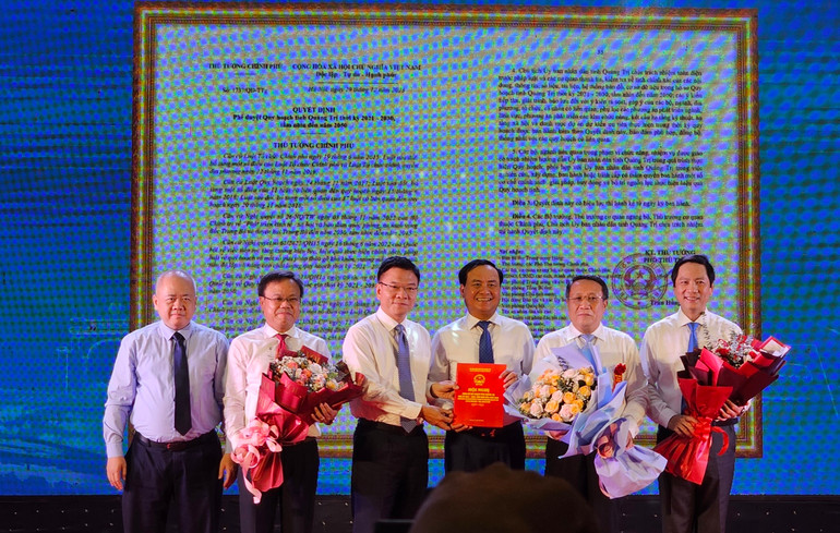 Phó Thủ tướng Lê Thành Long trao quyết định phê duyệt quy hoạch tỉnh cho lãnh đạo tỉnh Quảng Trị.