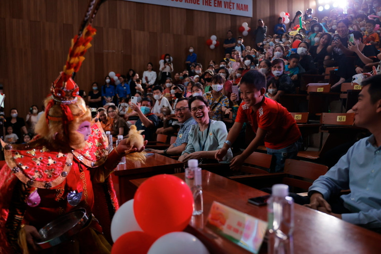 Các em nhỏ háo hức giao lưu với nghệ sĩ biểu diễn. Các em nhỏ háo hức giao lưu với nghệ sĩ biểu diễn.