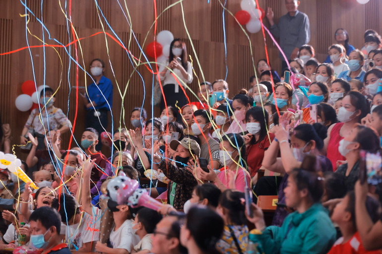 Chương trình mang đến tiếng cười sảng khoái cho các em nhỏ. Chương trình mang đến tiếng cười sảng khoái cho các em nhỏ.