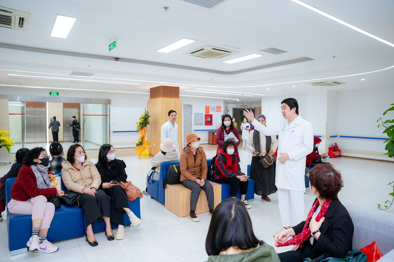 Tiến sĩ, bác sĩ Hoàng Thanh Tuấn tư vấn cho người bệnh đến khám sàng lọc ngày 28/2. Tiến sĩ, bác sĩ Hoàng Thanh Tuấn tư vấn cho người bệnh đến khám sàng lọc ngày 28/2.