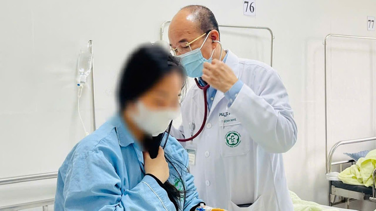 Phó Giáo sư, Tiến sĩ Đỗ Duy Cường, Giám đốc Trung tâm Bệnh Nhiệt đới, Bệnh viện Bạch Mai khám cho sản phụ mắc cúm.