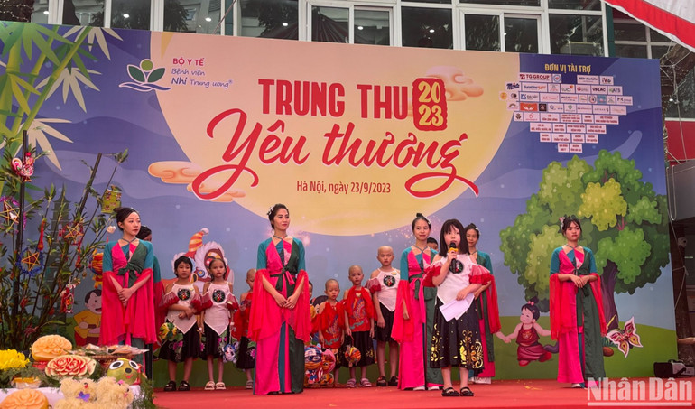 Bé Đỗ Q. tự tin trên sân khấu làm MC. Bé Đỗ Q. tự tin trên sân khấu làm MC.