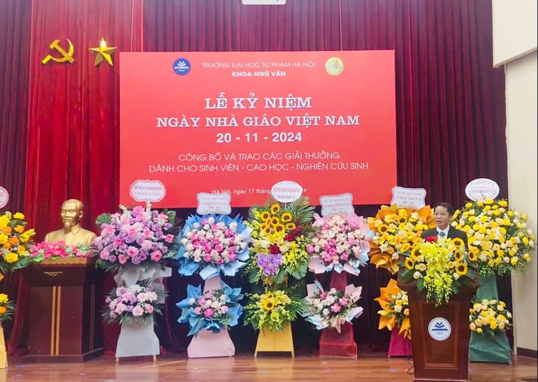 Phó Giáo sư, Tiến sĩ Hà Văn Minh, Trưởng Khoa Ngữ văn phát biểu tại buổi lễ trao giải. Phó Giáo sư, Tiến sĩ Hà Văn Minh, Trưởng Khoa Ngữ văn phát biểu tại buổi lễ trao giải.