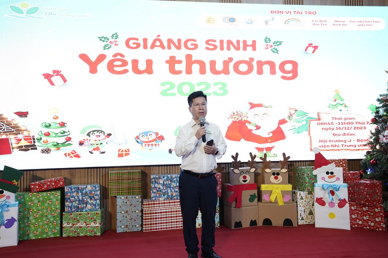 Tiến sĩ, bác sĩ Cao Việt Tùng, Phó Giám đốc Bệnh viện Nhi Trung ương chia sẻ tại chương trình.