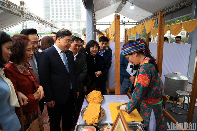 Quầy Phở ngô Hà Giang thu hút đông sự quan tâm của các vị đại biểu và du khách.