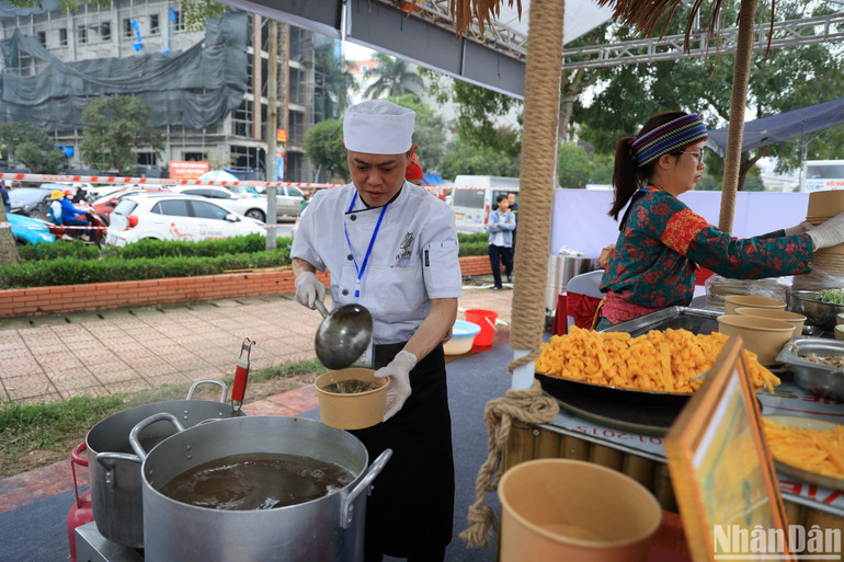 Nồi nước dùng thanh mát được ninh từ xương với 60% củ quả.