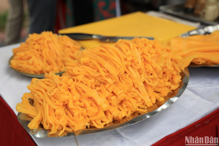 Các đầu bếp mất nửa năm để có được công thức tráng bánh phở ngô.