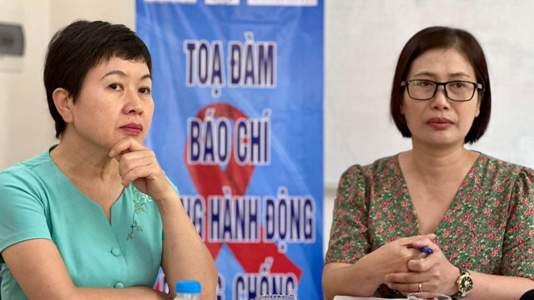 Bà Cao Kim Thoa và bác sĩ Nguyễn Thị Thu Trang, Giám đốc Trung tâm Y tế quận Nam Từ Liêm chia sẻ thông tin.