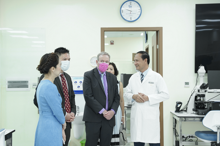 Đại diện Viện nghiên cứu vi sinh vật và chống dịch Stanford tham quan Trung tâm Giải phẫu bệnh, Bệnh viện Đa khoa Tâm Anh Hà Nội.