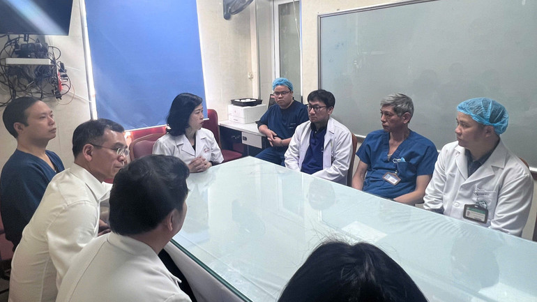 Bộ trưởng Y tế Đào Hồng Lan làm việc với các thầy thuốc của bệnh viện.