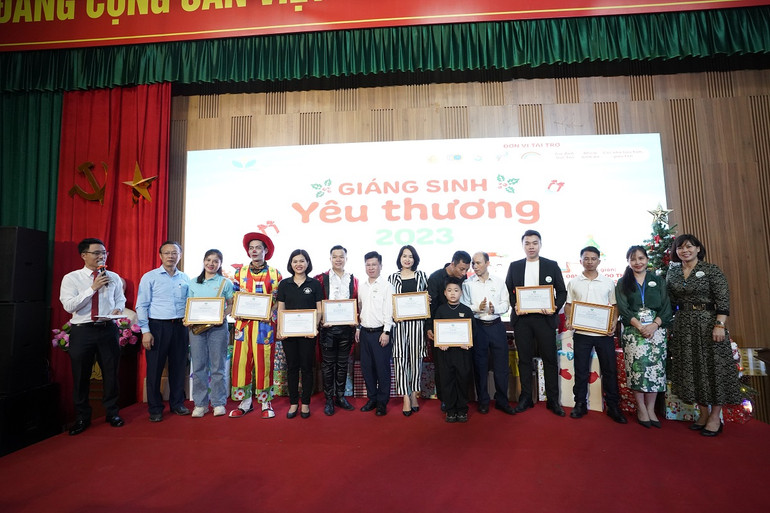 Lãnh đạo Bệnh viện Nhi Trung ương cảm ơn các nhà tài trợ, các nghệ sĩ tham gia biểu diễn tại chương trình.