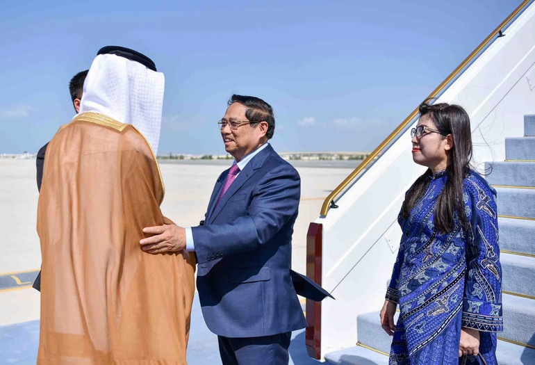 Tại cuộc gặp ngắn với các quan chức UAE ngay tại sân bay, Thủ tướng Phạm Minh Chính bày tỏ vui mừng được đến thăm UAE. (Ảnh: NGUYỄN HỒNG)