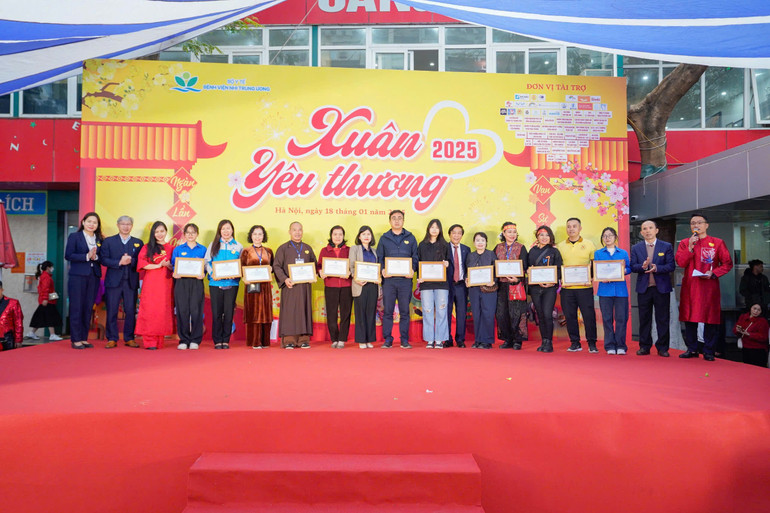 Các nhà hảo tâm đã chung tay, góp sức tạo nên Xuân Yêu thương cho các em nhỏ.