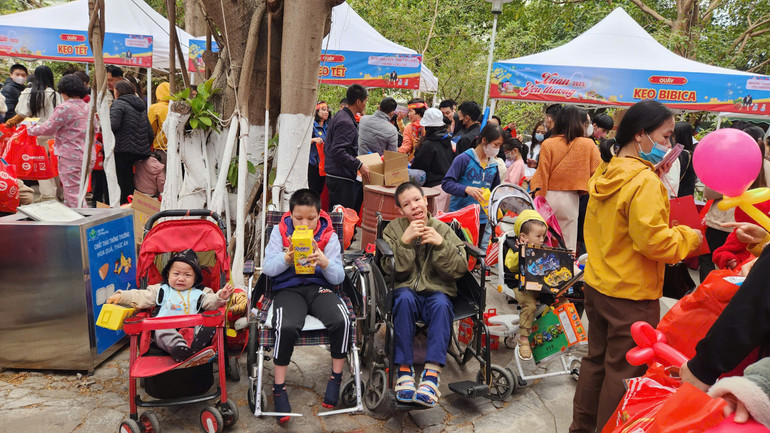 Hàng nghìn suất quà được trao cho các bệnh nhi.