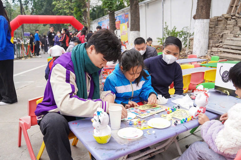 Gian hàng trò chơi thu hút nhiều các em nhỏ.