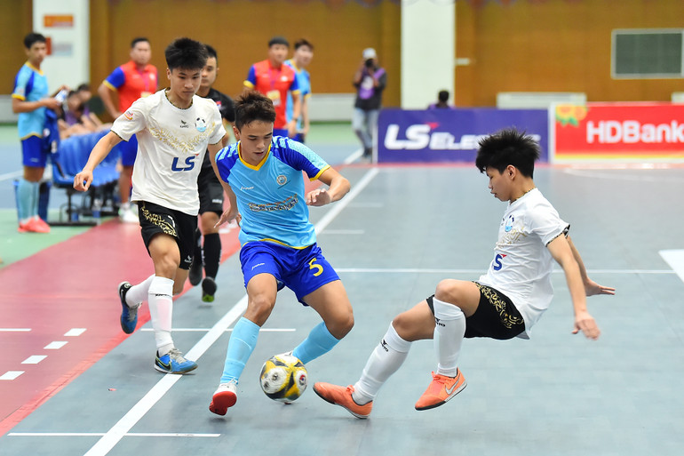 Trước đó, một đội bóng Thủ đô khác là Câu lạc bộ Hà Nội (áo trắng) đã có một trận đấu quyết tâm trước đội bóng đàn anh Sanvinet Khánh Hoà.