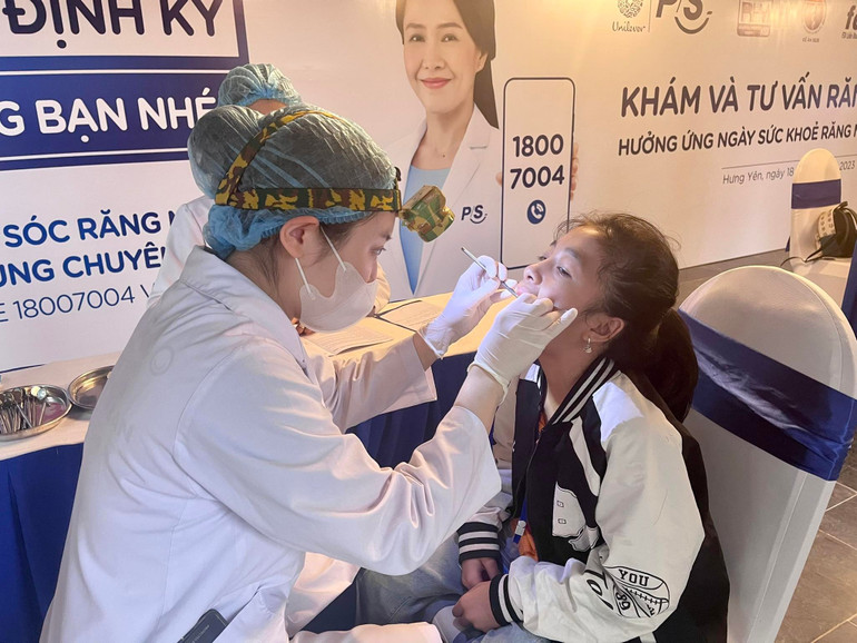 Khám răng miệng miễn phí cho các em nhỏ. Khám răng miệng miễn phí cho các em nhỏ.