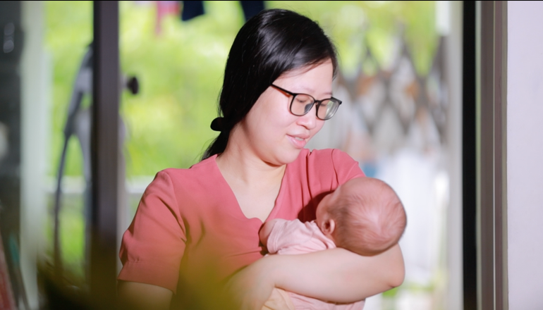 Chị Ánh Tuyết đã đón 2 em bé kháu khỉnh.