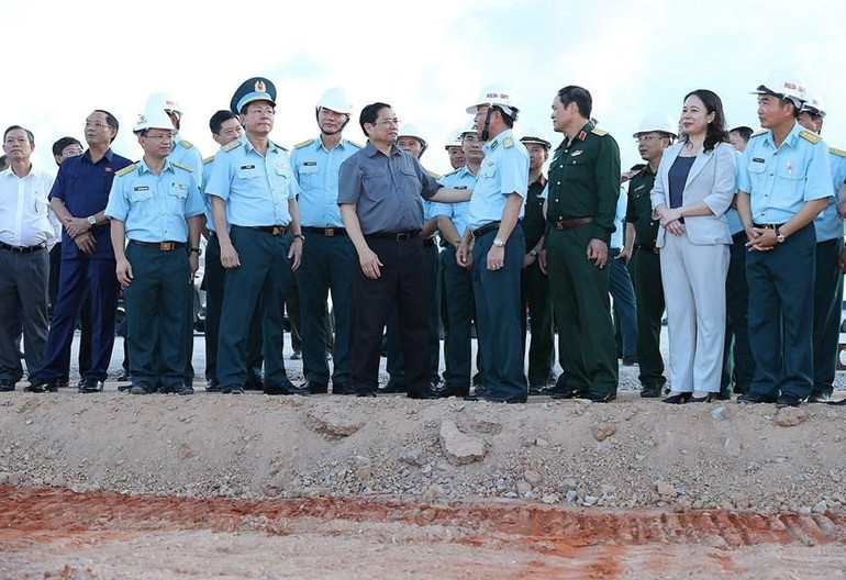 Thủ tướng yêu cầu rà soát lại tổng mức đầu tư hạng mục nhà ga và năng lực chủ đầu tư BOT, nếu phù hợp thì tiếp tục thực hiện, nếu không đáp ứng thì đấu thầu công khai, minh bạch để các hạng mục, các công trình được triển khai đồng bộ, đúng tiến độ, giảm giá thành.