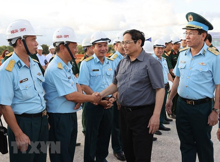 Thủ tướng Phạm Minh Chính với cán bộ, sĩ quan đang thi công dự án.
