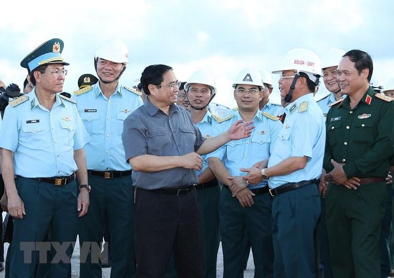 Thủ tướng Phạm Minh Chính trao đổi với cán bộ, sĩ quan đang thi công dự án.