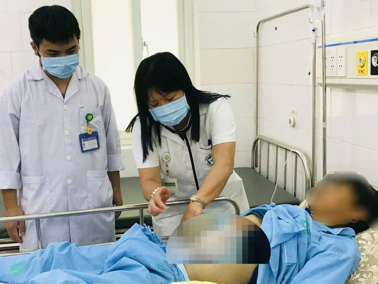 Tiến sĩ, bác sĩ Đoàn Thu Trà - Phó Giám đốc Trung tâm Bệnh Nhiệt đới khám cho người bệnh.