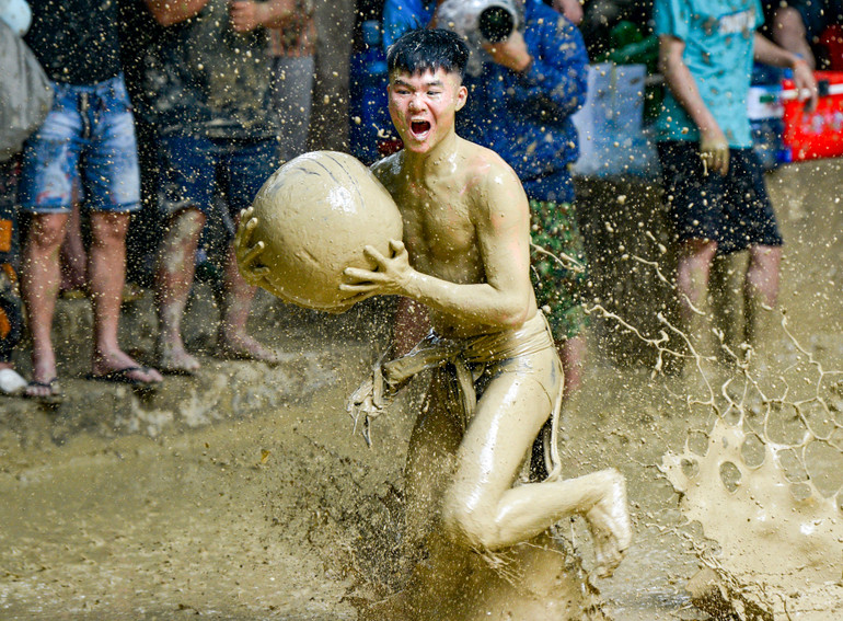 Quả cầu được làm từ gỗ có trọng lượng gần 20kg được các quân cầu tranh giành quyết liệt.
