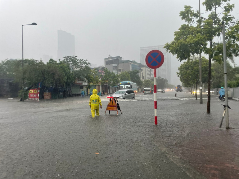 Do ảnh hưởng của rãnh áp thấp có trục qua Bắc Bộ, kết hợp hội tụ gió, trên địa bàn thành phố xảy ra mưa trên diện rộng.
