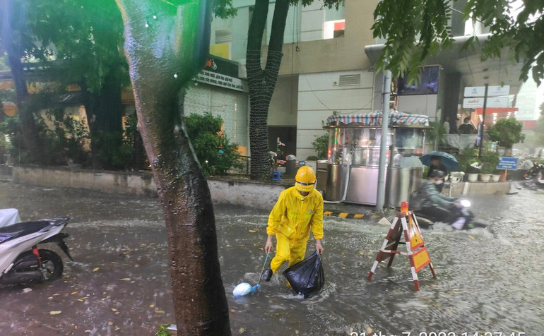 Nhân viên công ty thực hiện công tác ứng trực, giải quyết thoát nước, tua vớt rác tại miệng thu trên toàn địa bàn quản lý.