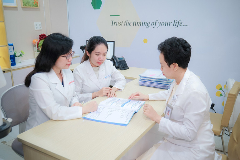 Bác sĩ phối hợp với Tổ tư vấn di truyền đơn vị thảo luận để quyết định chọn phôi khỏe mạnh.