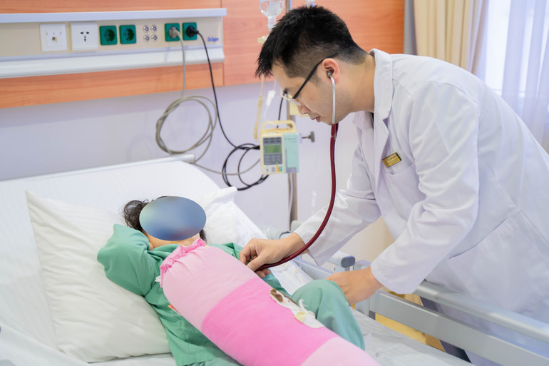 Tiến sĩ, bác sĩ Đặng Quang Huy khám lại bệnh nhi sau 3 ngày phẫu thuật.