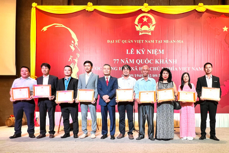 Đại sứ Lý Quốc Tuấn trao Giấy khen tặng các cá nhân và tập thể.