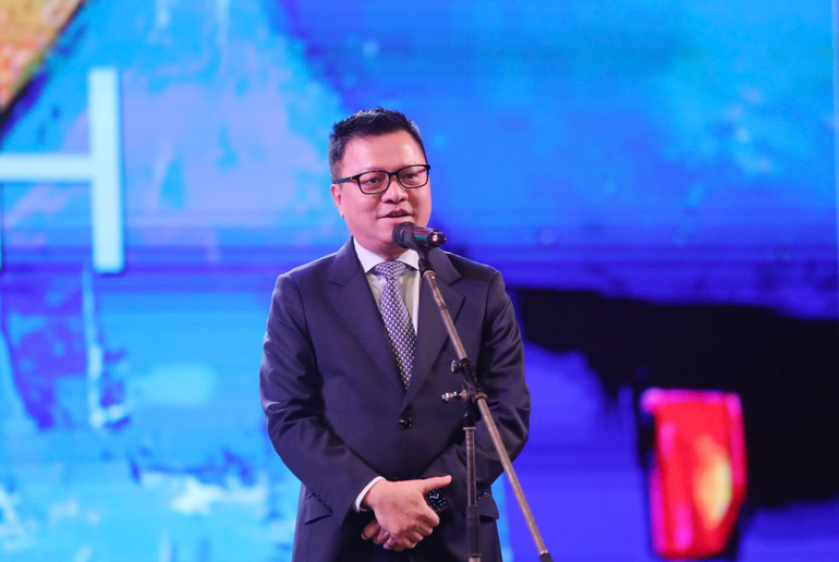 Nhà báo Lê Quốc Minh, Ủy viên Trung ương Đảng, Tổng Biên tập Báo Nhân Dân, Phó Trưởng Ban Tuyên giáo Trung ương, Chủ tịch Hội Nhà báo Việt Nam phát biểu tại chương trình. (Ảnh: KHIẾU MINH)