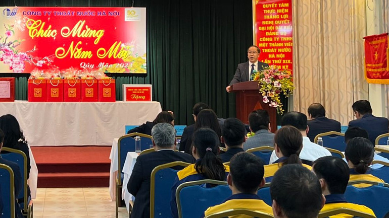 Ông Phan Hoài Minh, Tổng Giám đốc Công ty TNHH một thành viên Thoát nước Hà Nội báo cáo công tác cấp thoát nước dịp Tết nguyên đán.
