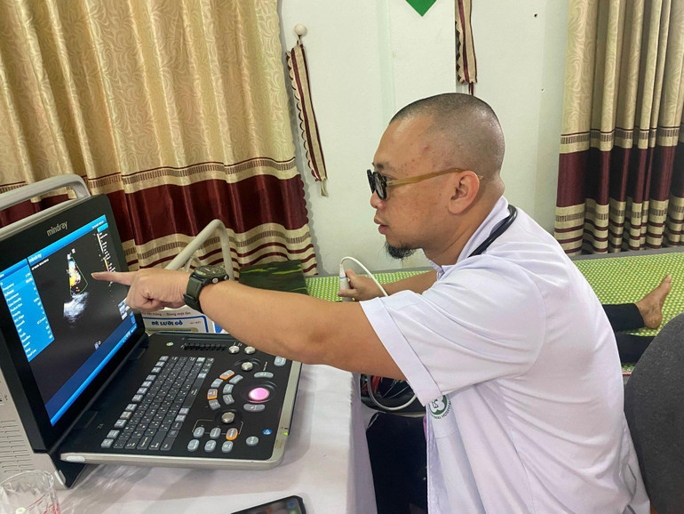 Bác sĩ Đỗ Tuấn Anh, Bệnh viện Bạch Mai cho biết, qua thăm khám đã phát hiện nhiều em nhỏ có dị tật tim bẩm sinh, phải chuyển tuyến.