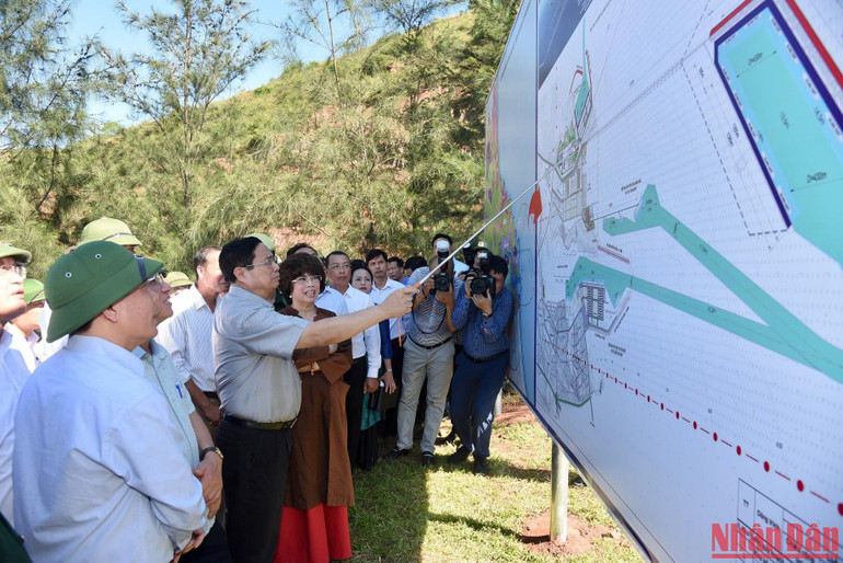 Thủ tướng Phạm Minh Chính khảo sát tại cảng Cửa Lò.