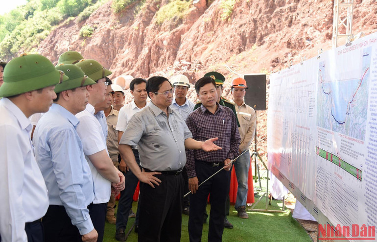 Thủ tướng khảo sát dự án đường ven biển đi qua 5 địa phương của tỉnh Nghệ An.