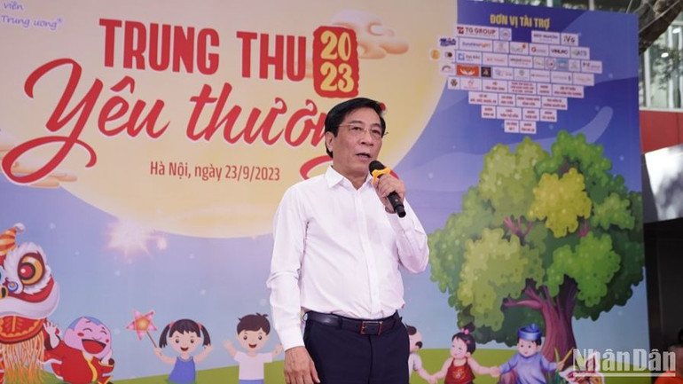 Thạc sĩ Trịnh Ngọc Hải, Phó Giám đốc Bệnh viện Nhi Trung ương chúc các bệnh nhi sớm bình phục sức khỏe. Thạc sĩ Trịnh Ngọc Hải, Phó Giám đốc Bệnh viện Nhi Trung ương chúc các bệnh nhi sớm bình phục sức khỏe.